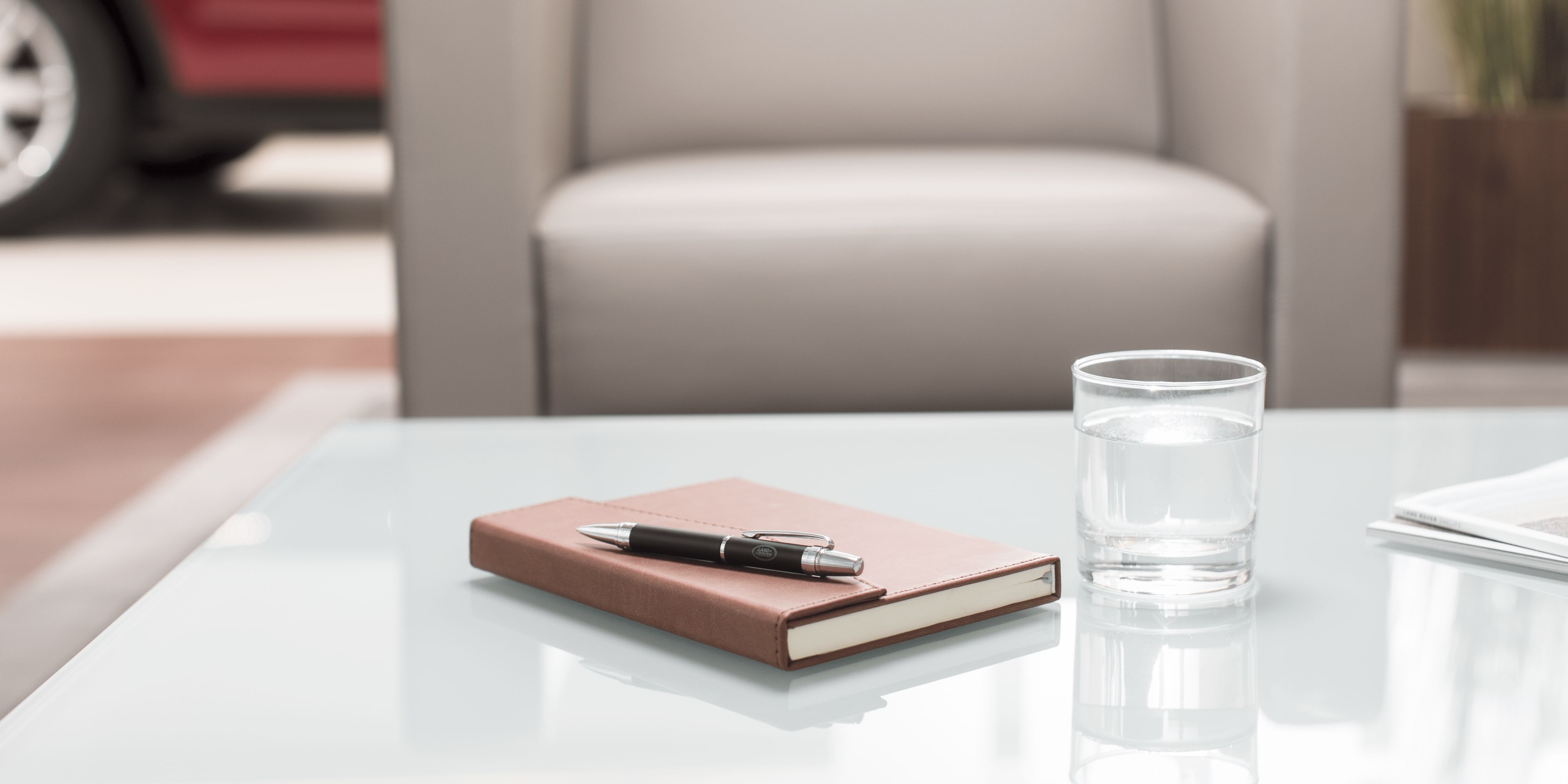 ООО "ВСКД Премиум" является преемником ООО "Ягуар Ленд Ровер" и выступает гарантом всех обязательств на территории России и Беларуси.