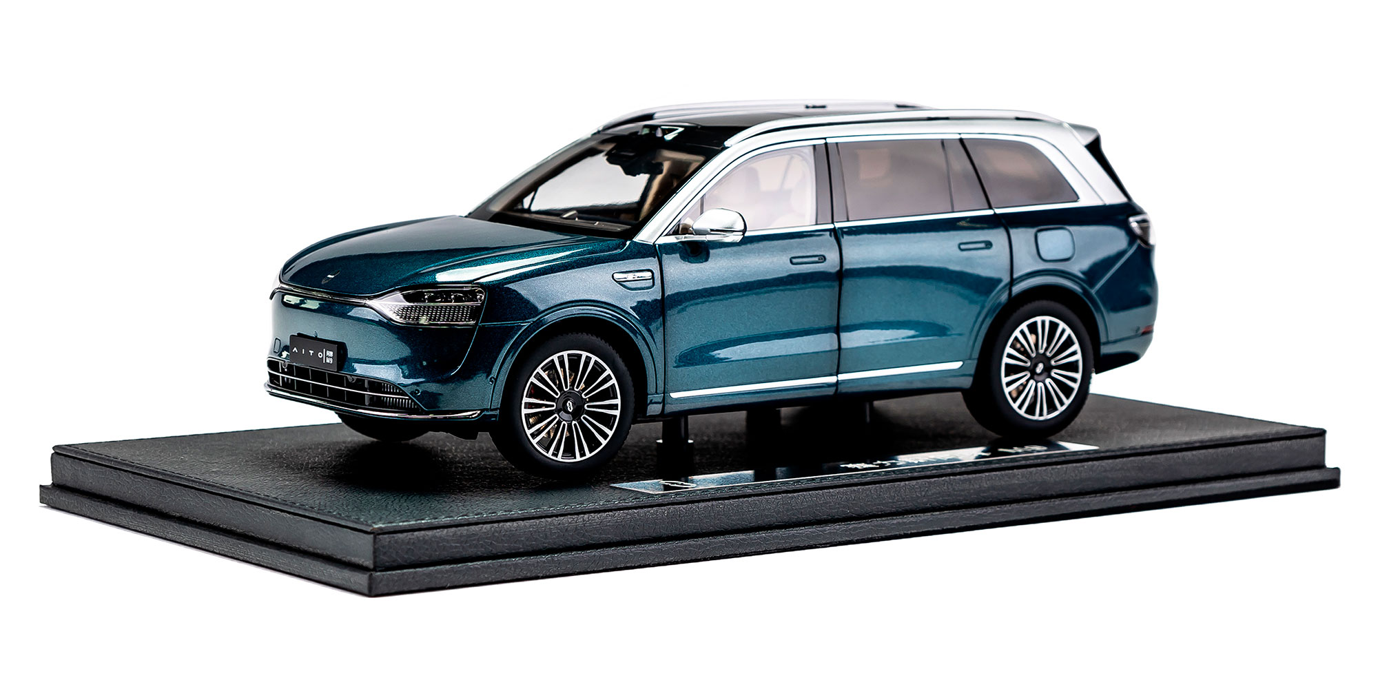 Модель автомобиля AITO M9, размер 1:18.  Цвет: Галактический синий / серебристый