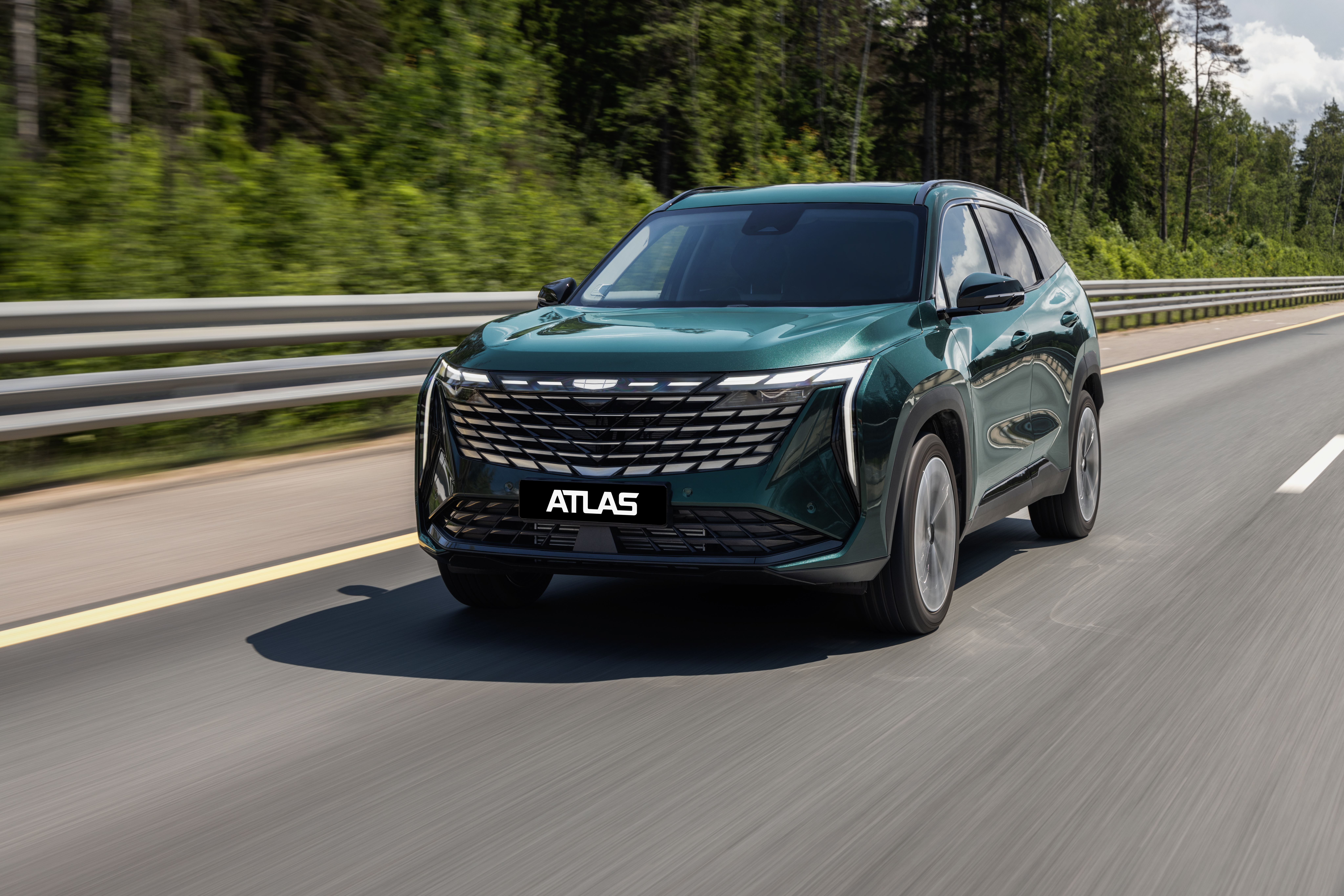 Более 100 000 кроссоверов Geely Atlas было продано в России