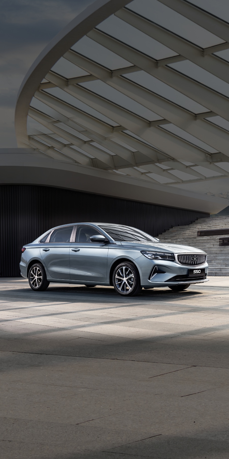 <h1 class="h5 cg-1">Элегантный и практичный седан</h1>