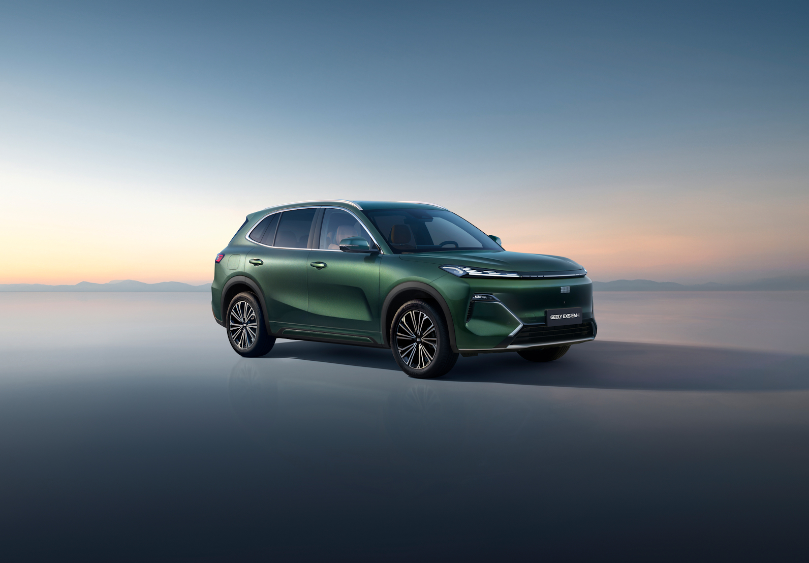 Geely представляет в России первый подключаемый гибридный кроссовер Geely EX5 EM-i