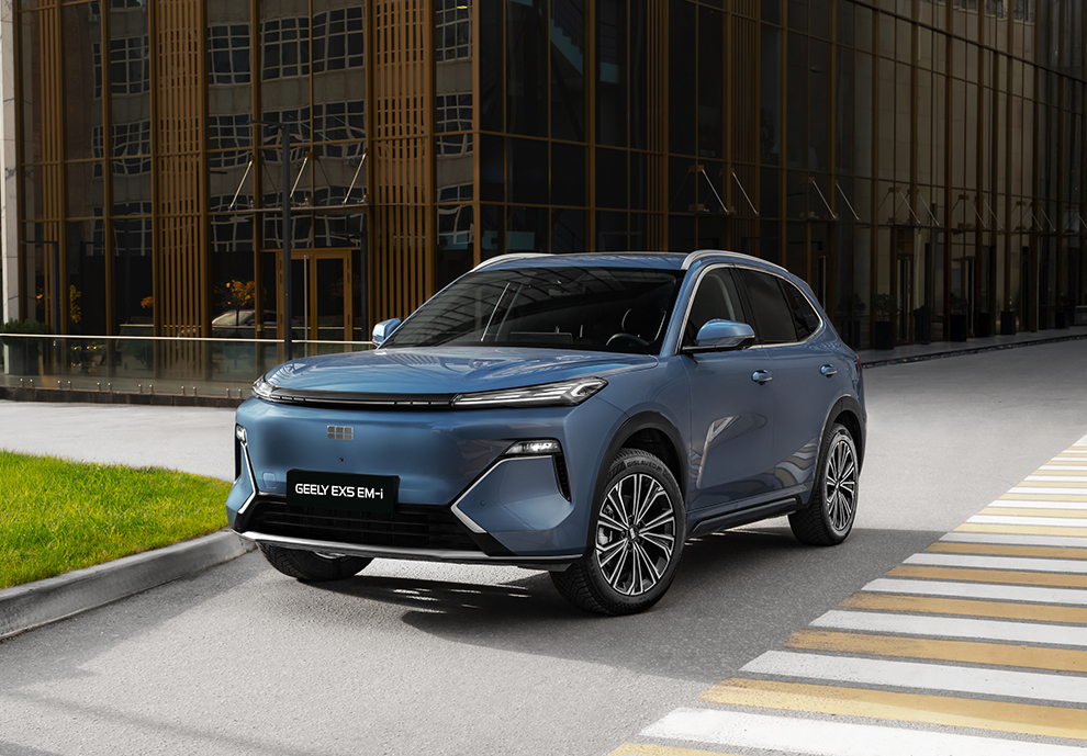 Гибридный кроссовер Geely EX5 EM-i получил звание самого технологичного автомобиля в России