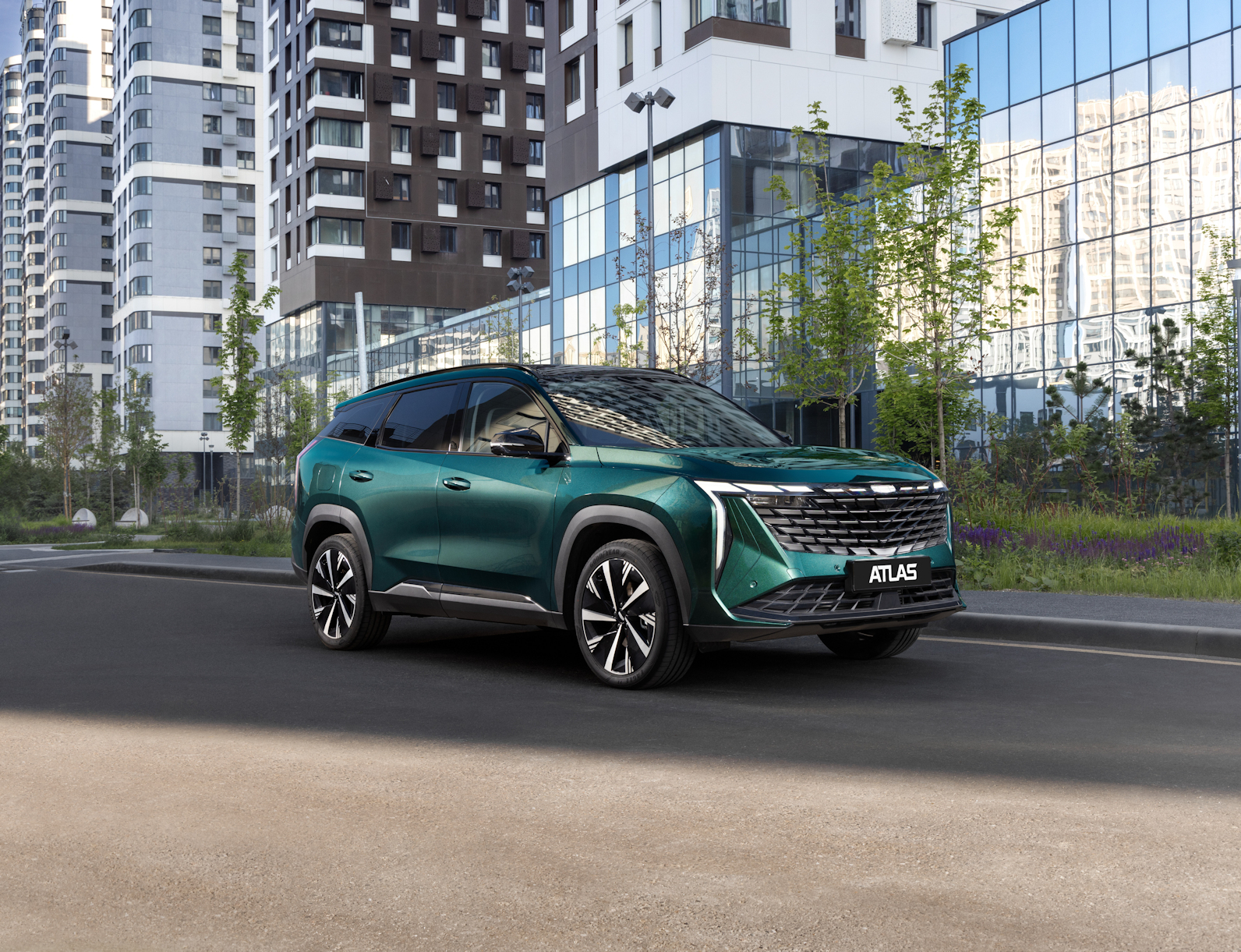 Geely Monjaro и Geely Atlas удерживают лидирующие позиции в сегменте бензиновых кроссоверов на рынке Китая