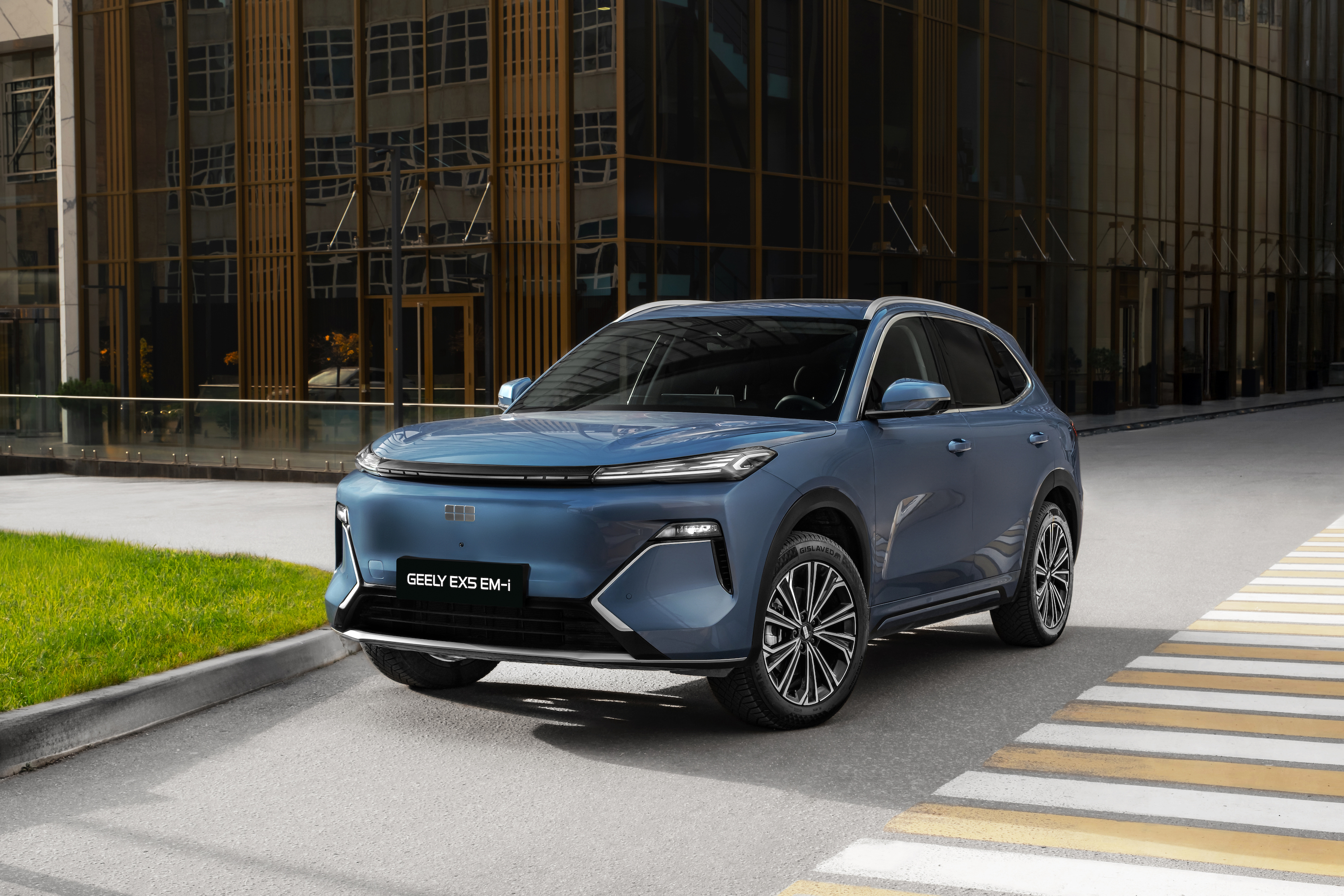 Гибридный кроссовер Geely EX5 EM-i получил звание самого технологичного автомобиля в России