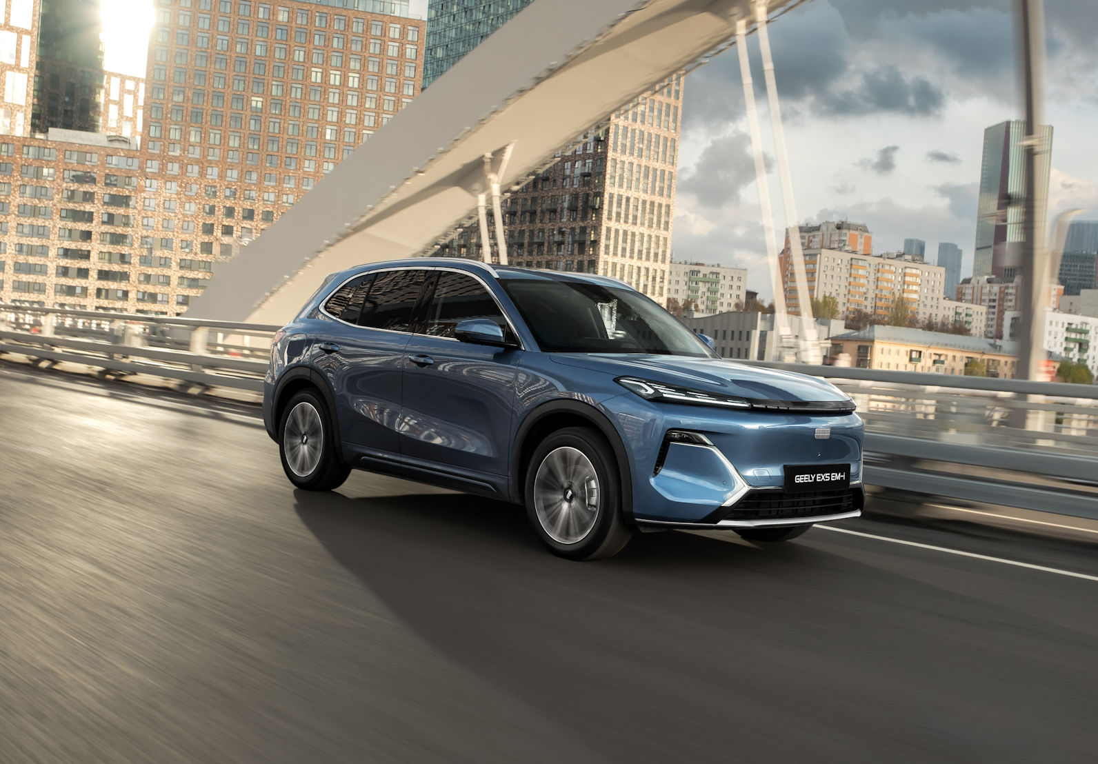 Geely EX5 EM-i стал лидером продаж в России среди гибридов по итогам декабря 2025 года